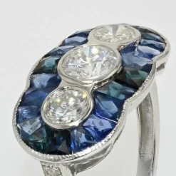 Bague style art déco saphirs calibrés et diamants
