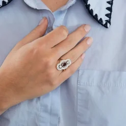 Bague Style Art Deco en or jaune, platine, diamants et centre Rubis