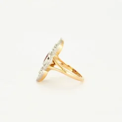 Bague Style Art Deco en or jaune, platine, diamants et centre Rubis