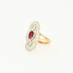 Bague Style Art Deco en or jaune, platine, diamants et centre Rubis