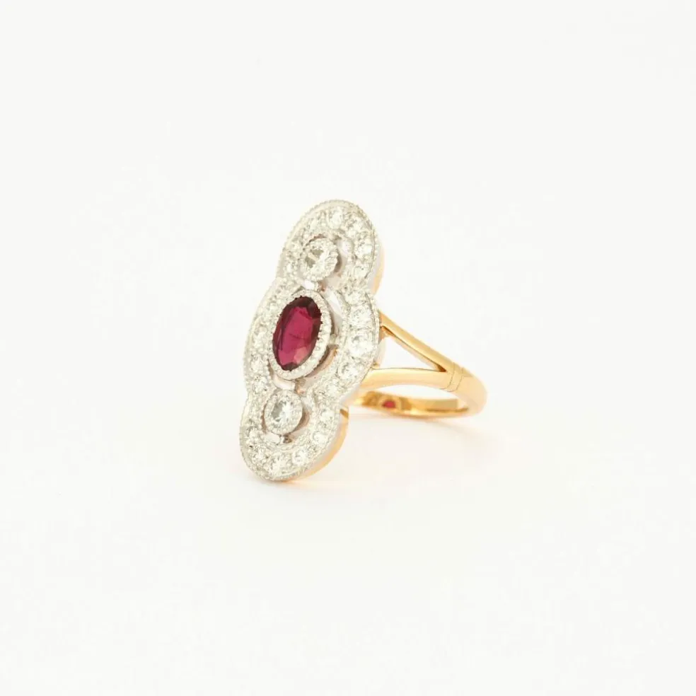 Bague Style Art Deco en or jaune, platine, diamants et centre Rubis