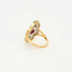 Bague Style Art Deco en or jaune, platine, diamants et centre Rubis