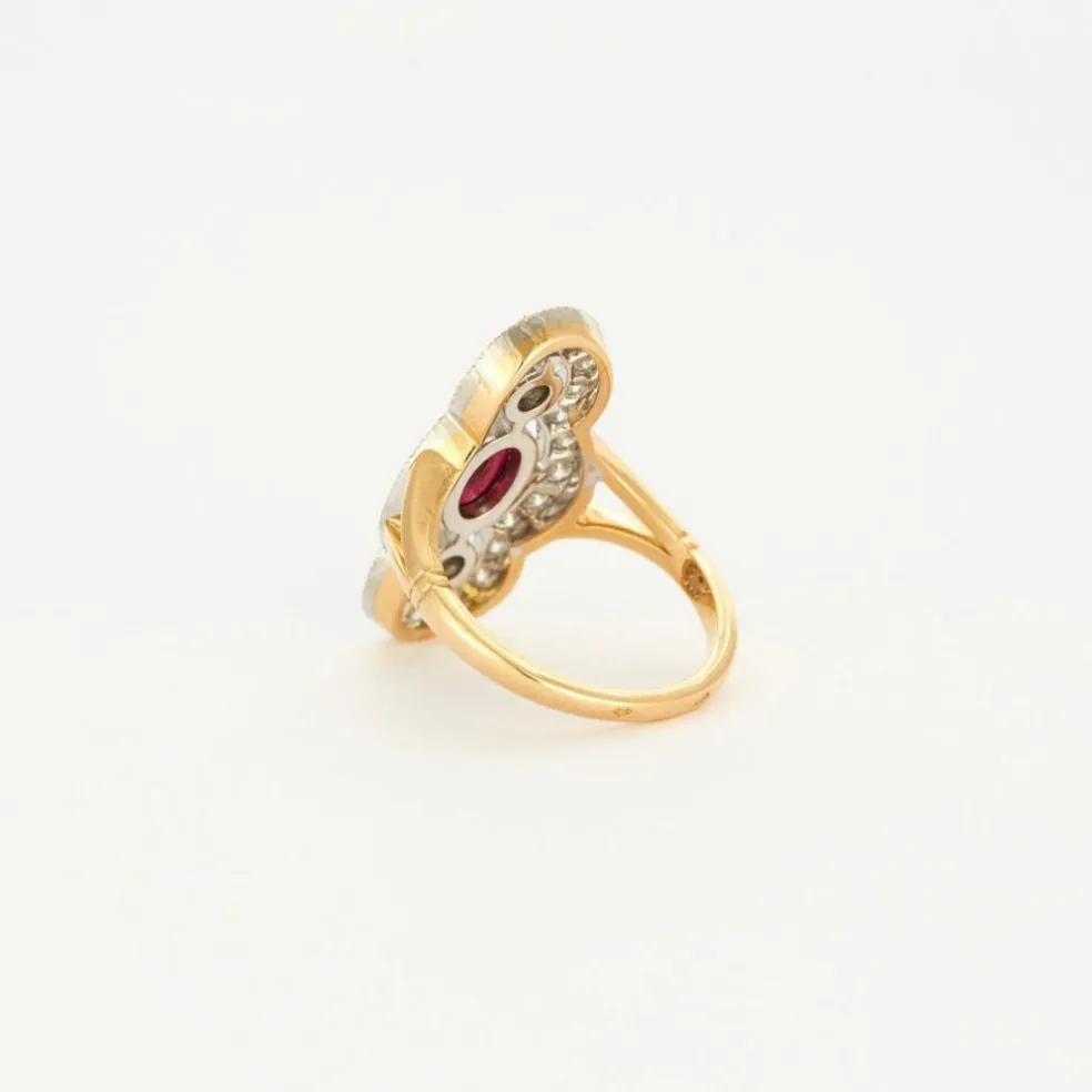 Bague Style Art Deco en or jaune, platine, diamants et centre Rubis