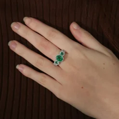 Bague style Jarretière Emeraudes Diamants