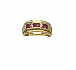 Bague style jarretière en or jaune sertie de rubis et diamant