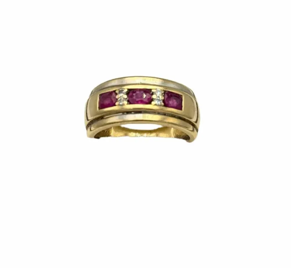 Bague style jarretière en or jaune sertie de rubis et diamant