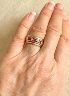 Bague style jarretière en or jaune sertie de rubis et diamant