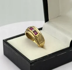 Bague style jarretière en or jaune sertie de rubis et diamant