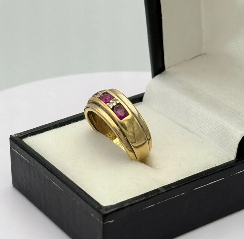 Bague style jarretière en or jaune sertie de rubis et diamant