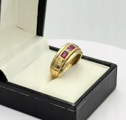 Bague style jarretière en or jaune sertie de rubis et diamant