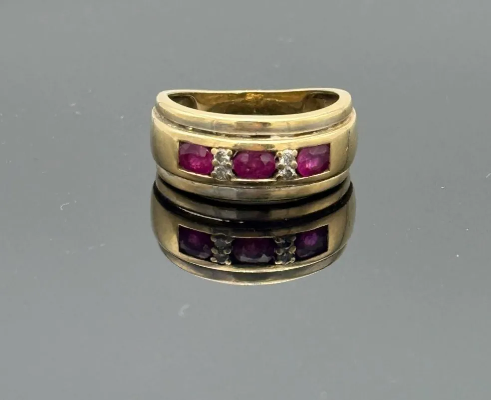 Bague style jarretière en or jaune sertie de rubis et diamant