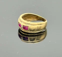 Bague style jarretière en or jaune sertie de rubis et diamant