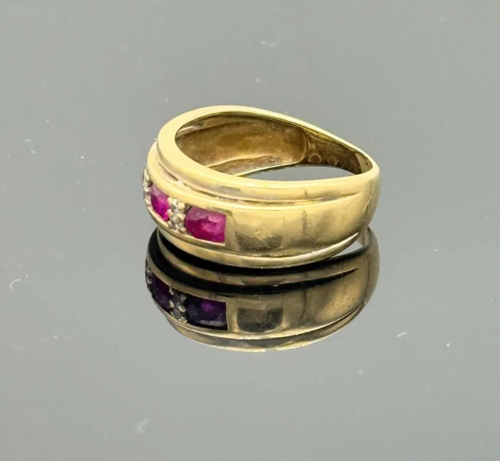 Bague style jarretière en or jaune sertie de rubis et diamant