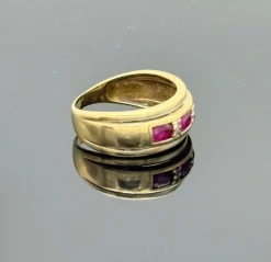 Bague style jarretière en or jaune sertie de rubis et diamant