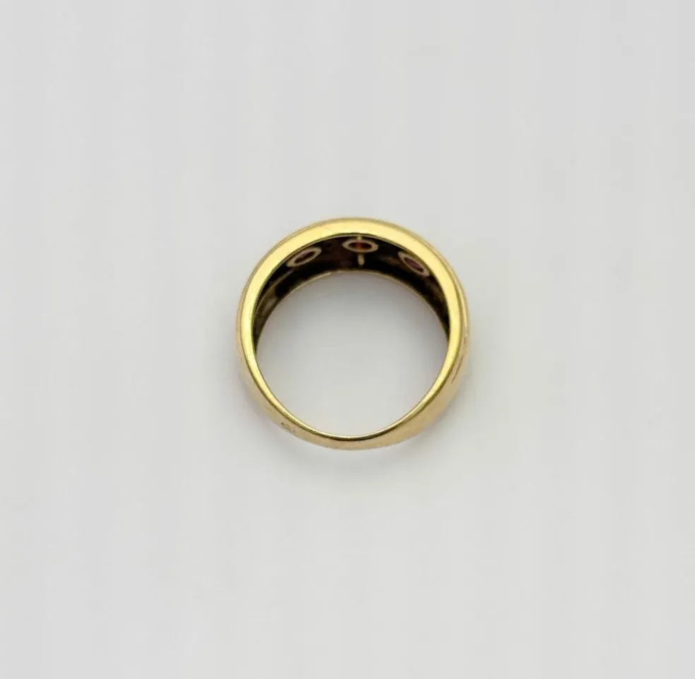 Bague style jarretière en or jaune sertie de rubis et diamant
