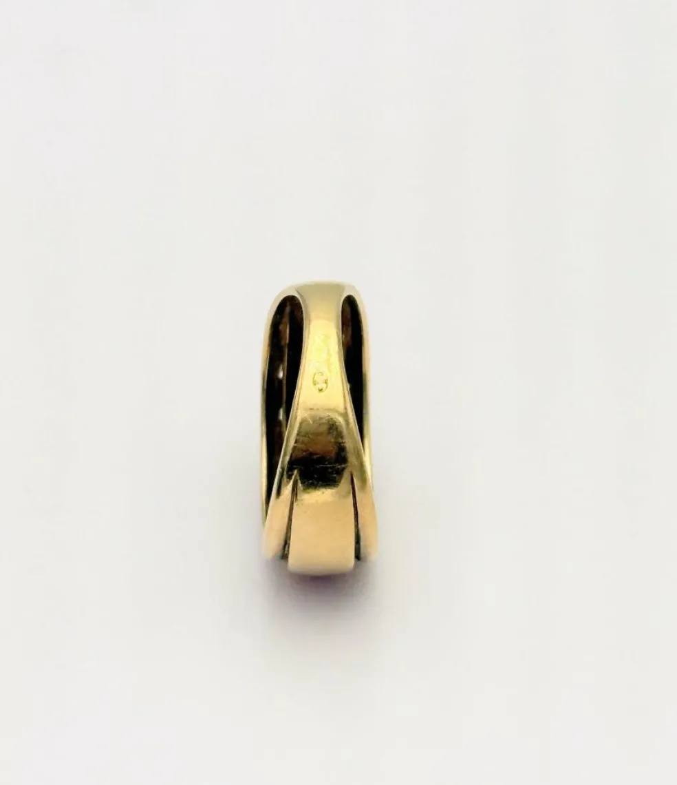 Bague style jarretière en or jaune sertie de rubis et diamant