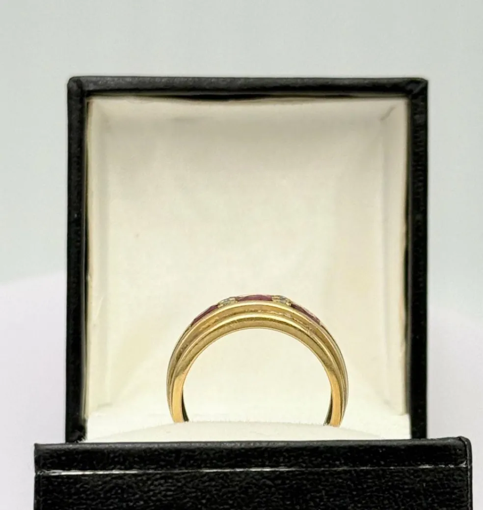 Bague style jarretière en or jaune sertie de rubis et diamant