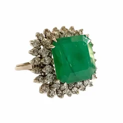 Bague style rétro 1945 en or blanc, diamants et émeraude