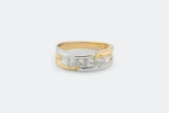 Bague taille princesse en or jaune et or blanc avec diamants