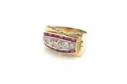 Bague tank 1940 or, platine, diamants et rubis