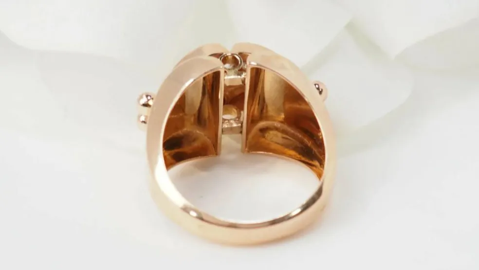 Bague tank des années 40 en or rose et diamants