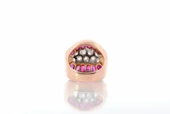 Bague tank diamants et rubis calibrés
