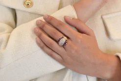 Bague tank diamants et rubis calibrés