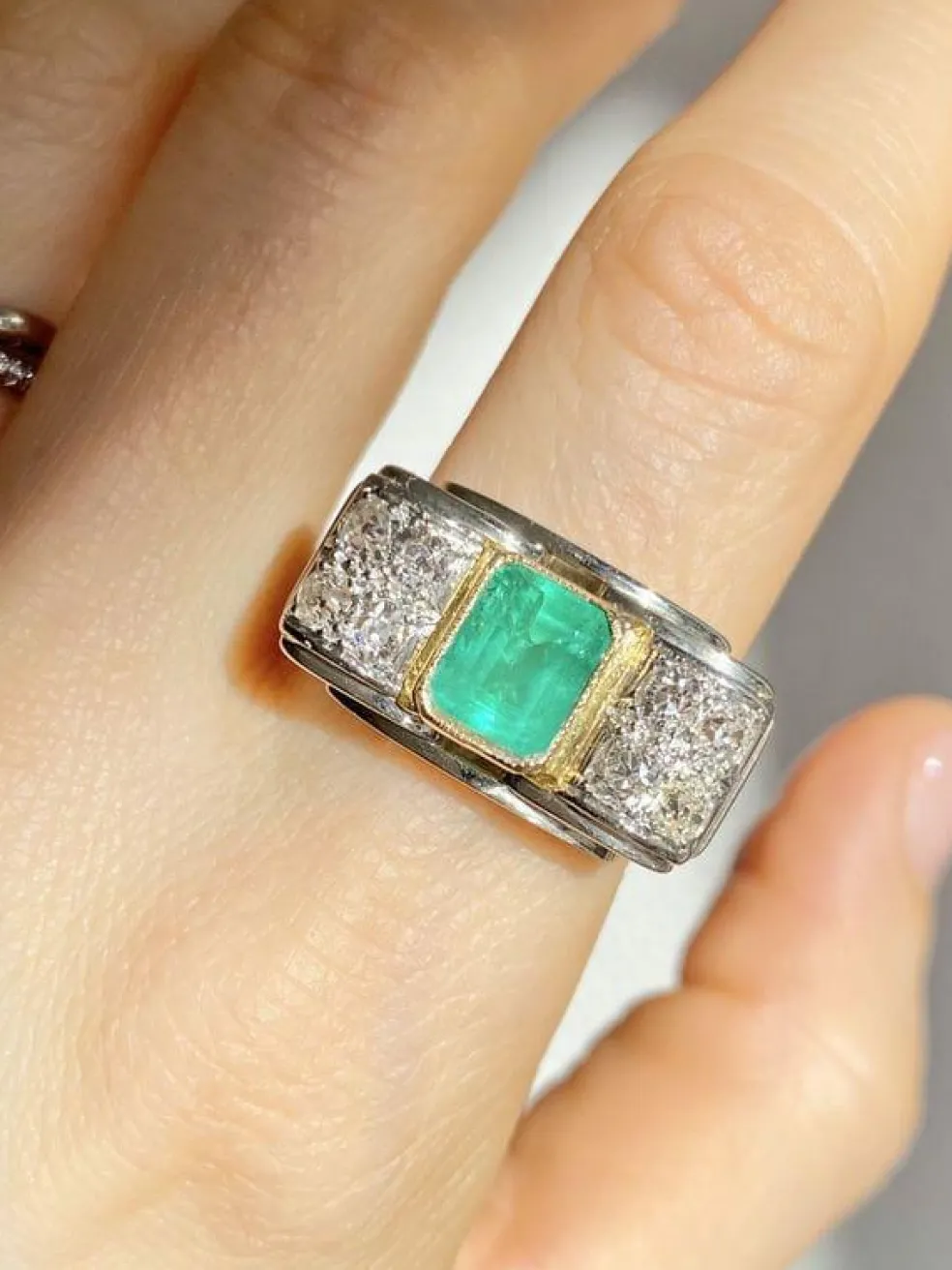 Bague Tank en or blanc et jaune, émeraude et diamants