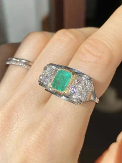 Bague Tank en or blanc et jaune, émeraude et diamants