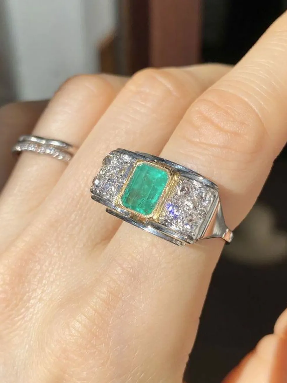 Bague Tank en or blanc et jaune, émeraude et diamants