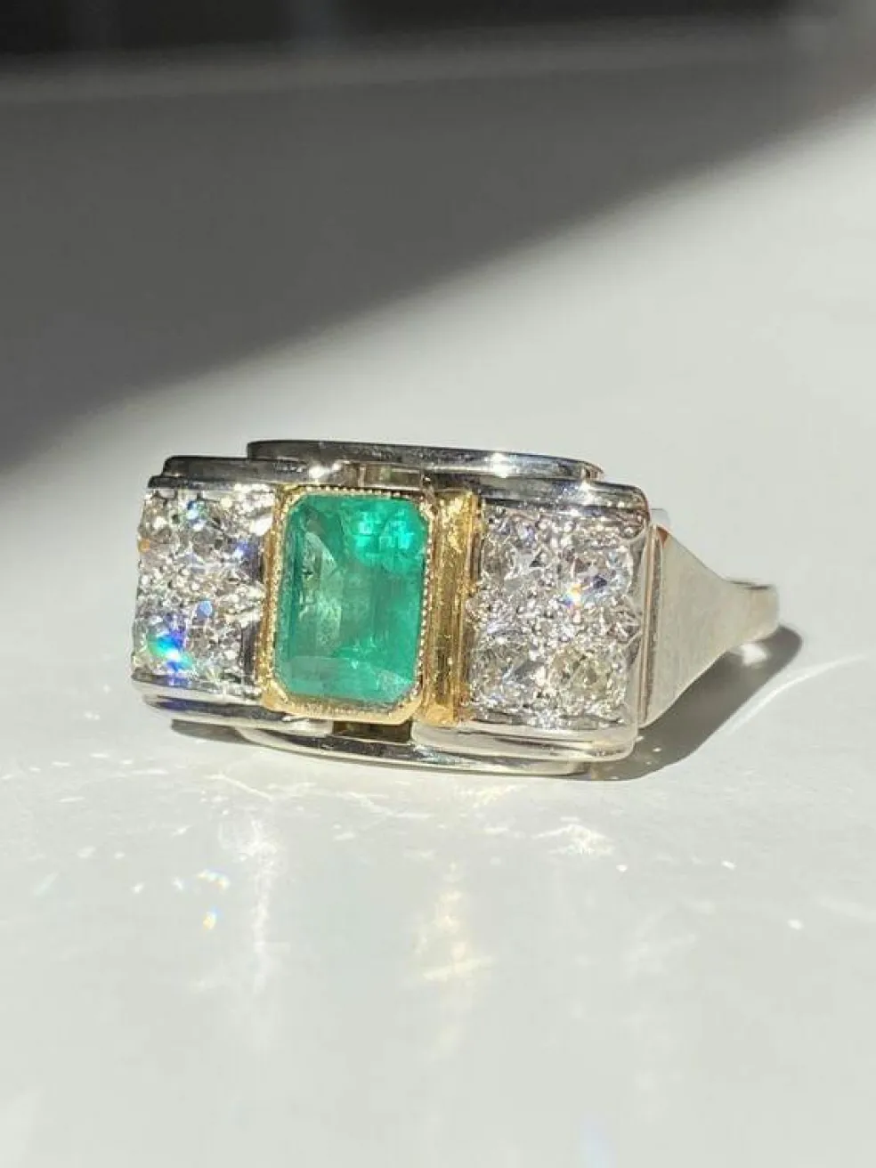 Bague Tank en or blanc et jaune, émeraude et diamants