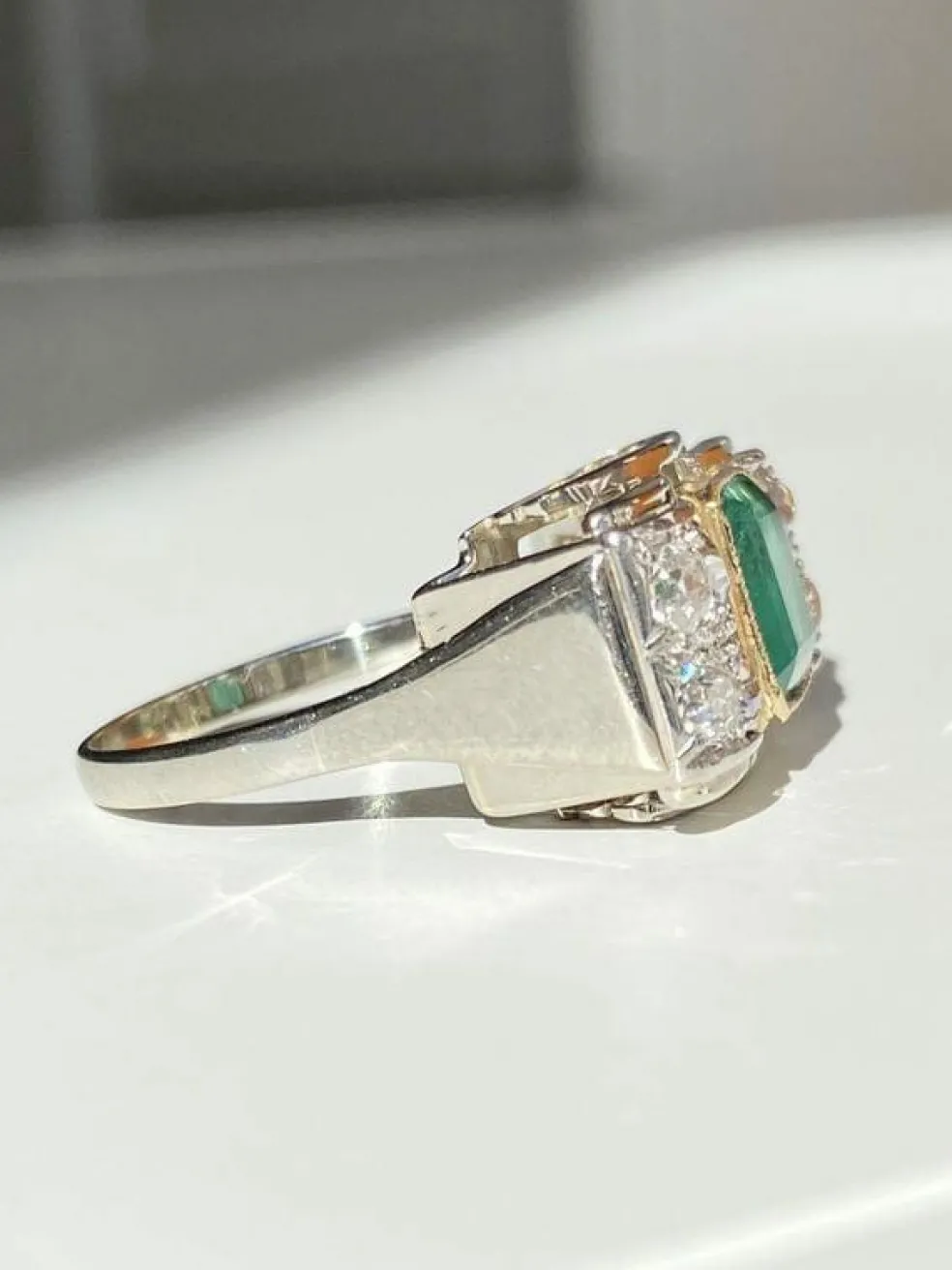 Bague Tank en or blanc et jaune, émeraude et diamants