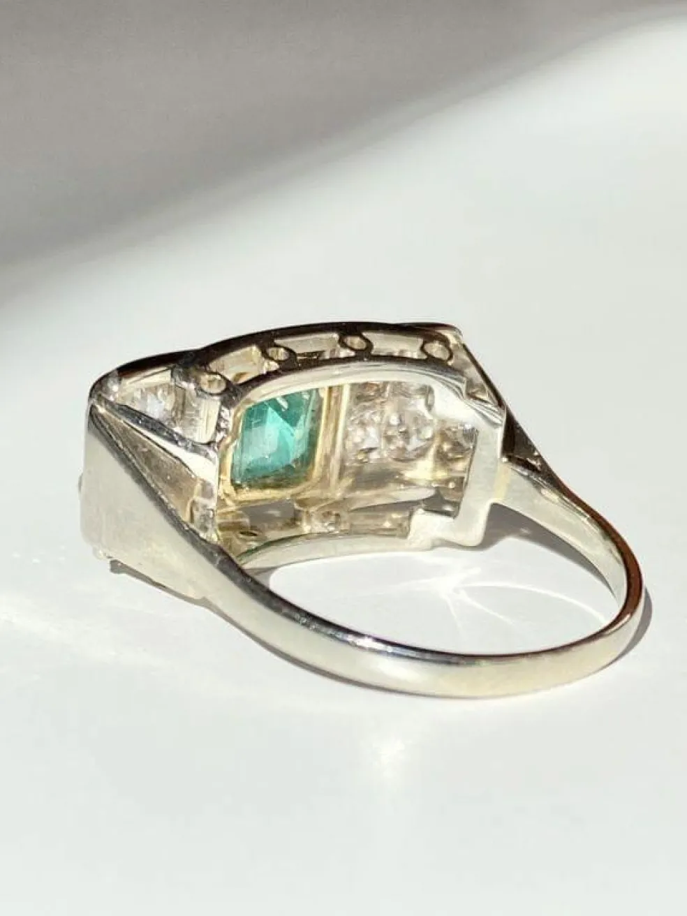 Bague Tank en or blanc et jaune, émeraude et diamants