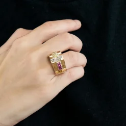 Bague Tank en or de trois couleurs, rubis de synthèse et diamants