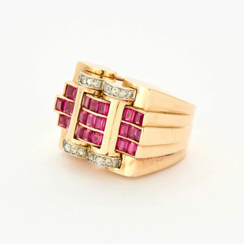 Bague Tank en or jaune, diamants et rubis de synthèse.