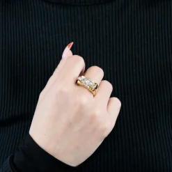 Bague Tank en or jaune et diamants.