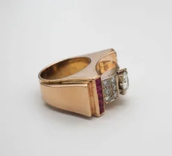 Bague Tank or jaune, diamants, rubis