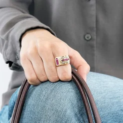 Bague Tank or jaune et gris, rubis et diamants