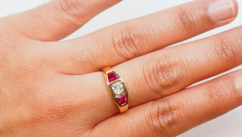 Bague Tank or jaune, rubis et diamant
