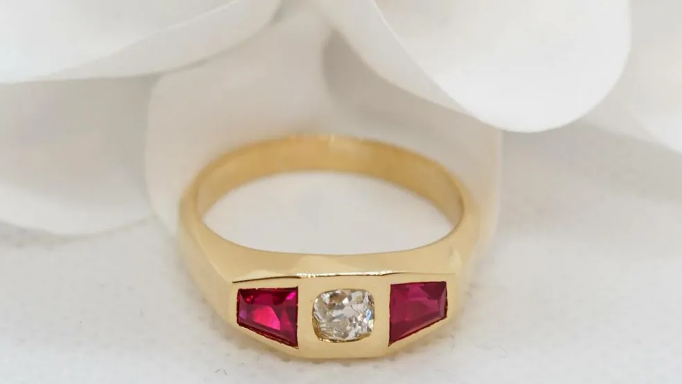 Bague Tank or jaune, rubis et diamant