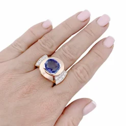 Bague Tank or rose, diamants, saphirs.