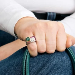 Bague Tank platine et or jaune, émeraude, rubis et diamants
