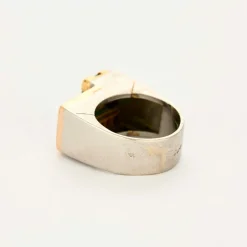 Bague Tank platine et or jaune, émeraude, rubis et diamants