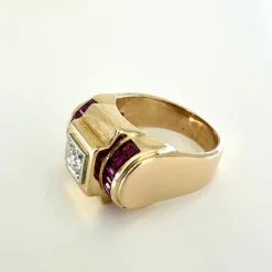 Bague tank rubis calibre et diamant en or jaune