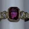 Bague Thai Ruby taille émeraude et Diamants en or jaune