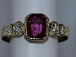 Bague Thai Ruby taille émeraude et Diamants en or jaune
