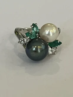 Bague Toi & Moi Or Gris Perles Diamants Emeraudes