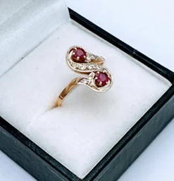 Bague toi et moi ancienne en or jaune 18K sertie de rubis et diamant