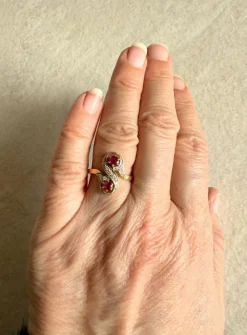 Bague toi et moi ancienne en or jaune 18K sertie de rubis et diamant