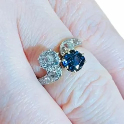 Bague toi et moi diamant saphirs or jaune diamant saphir pavage de diamant